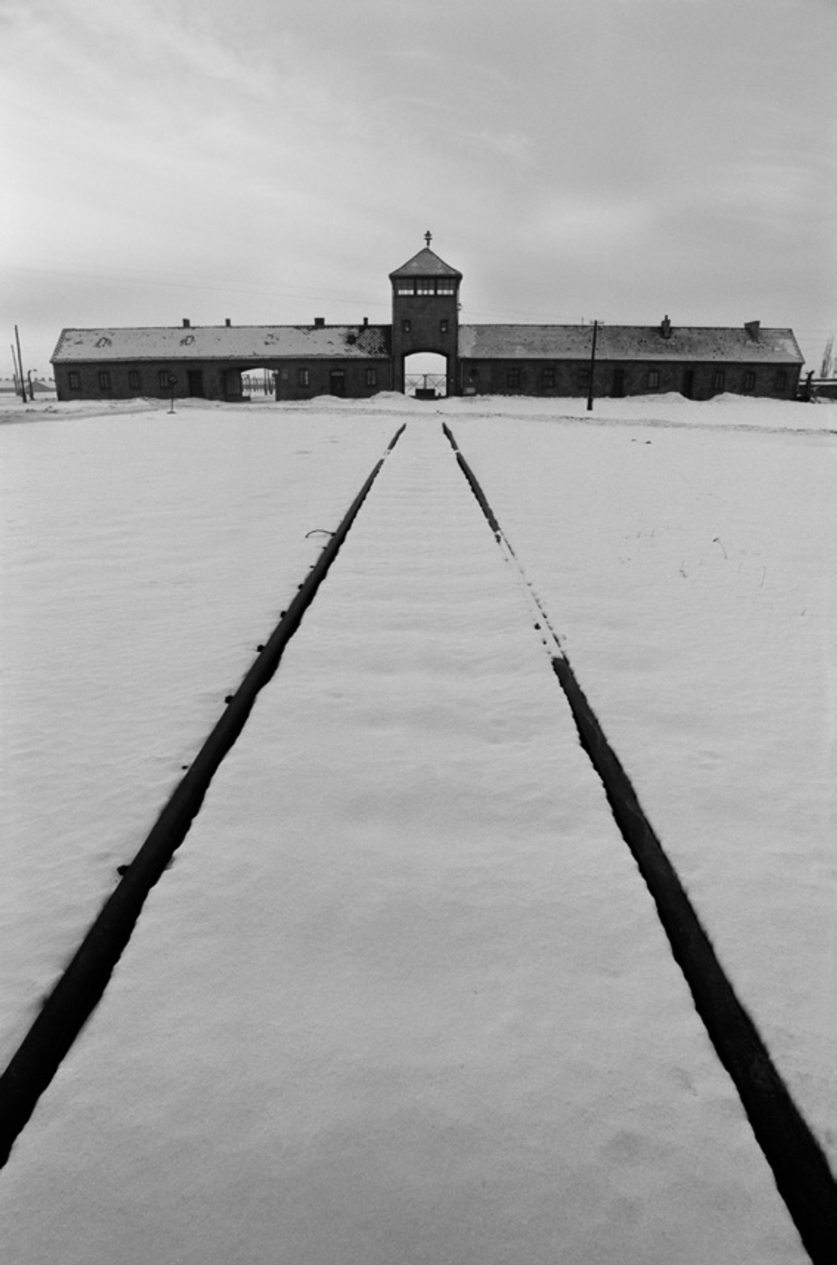 Raymond Depardon, Le Mirador central du camp de Birkenau, communément appelé porte de Birkenau, 1979, tirage argentique. © Raymond Depardon / Magnum Photos
