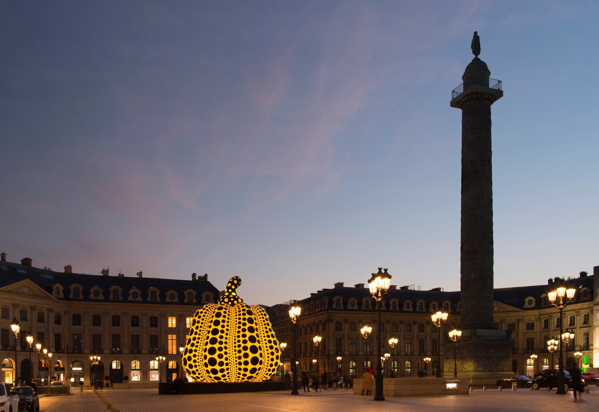 Yayoi Kusama, Life of the Pumpkin Recites, All About the Biggest Love for the People, sur la place Vendôme en 2019. © Marc Domage