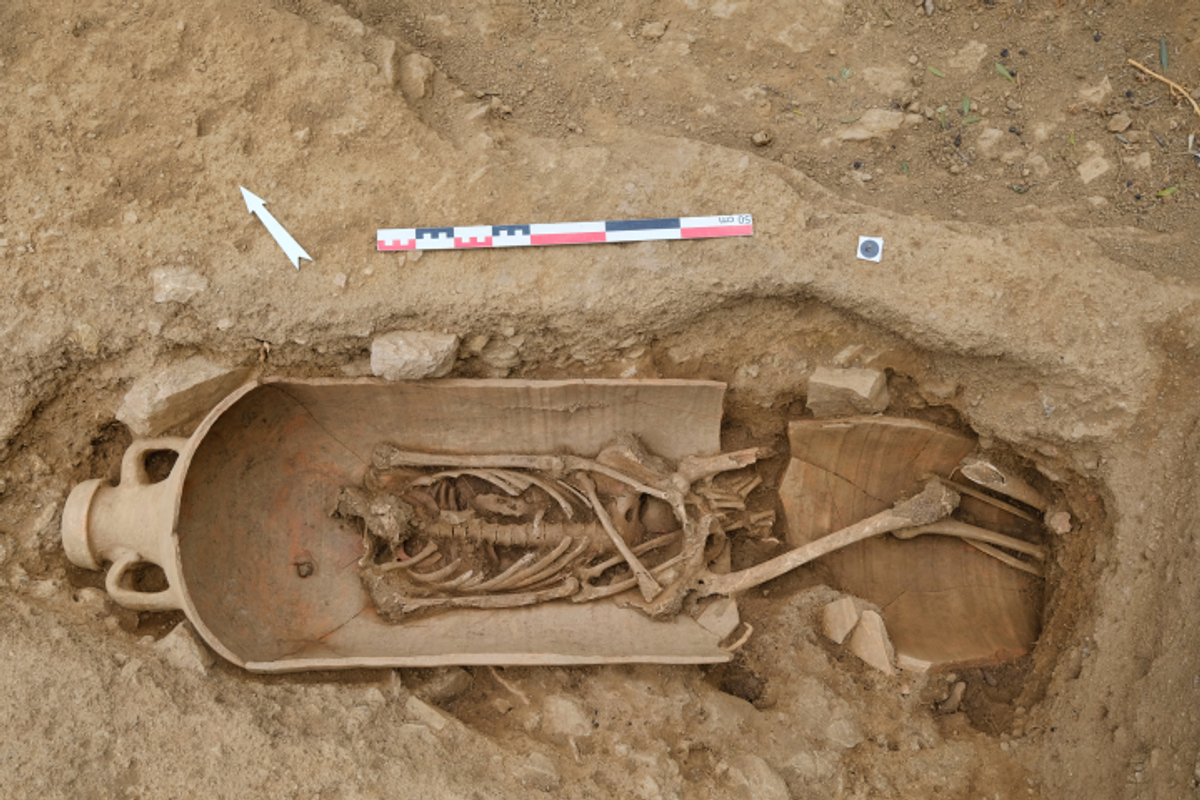 L’une des quarante amphores abritant des restes humains découvertes en Corse. © Inrap. Photo : Pascal Druelle