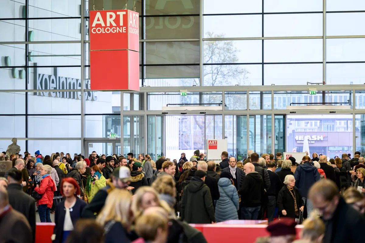 Visiteurs de l’édition 2023 d’Art Cologne, la plus ancienne foire d’art d’Allemagne. Courtesy Art Cologne