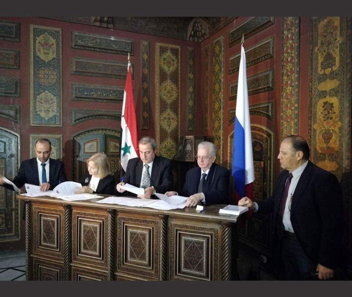 Mahmoud Hammoud et Mikhaïl Piotrovski pendant la signature de l’accord à Damas. © Courtesy du musée de l’Ermitage