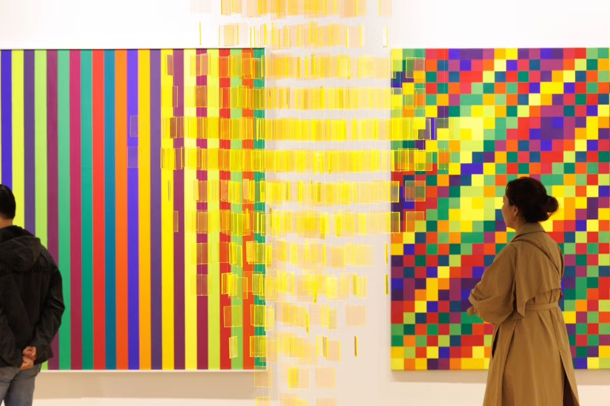 Visiteurs sur le stand de Galleria Continua à Art Basel Hong Kong 2025. Photo Art Basel