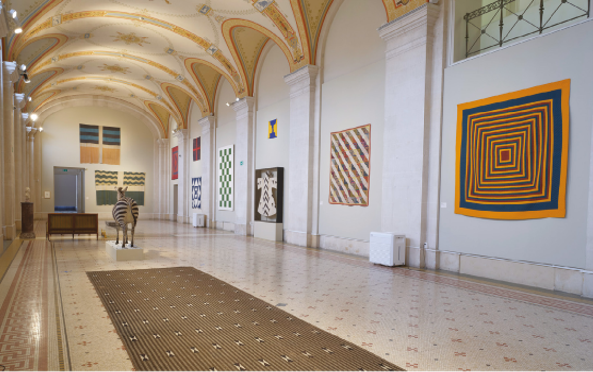 Vue de l’exposition « Pas besoin d’un dessin », salle « Du drapeau à la couverture », musée d’Art et d’Histoire de Genève, 2022.

© Julien Grémaud