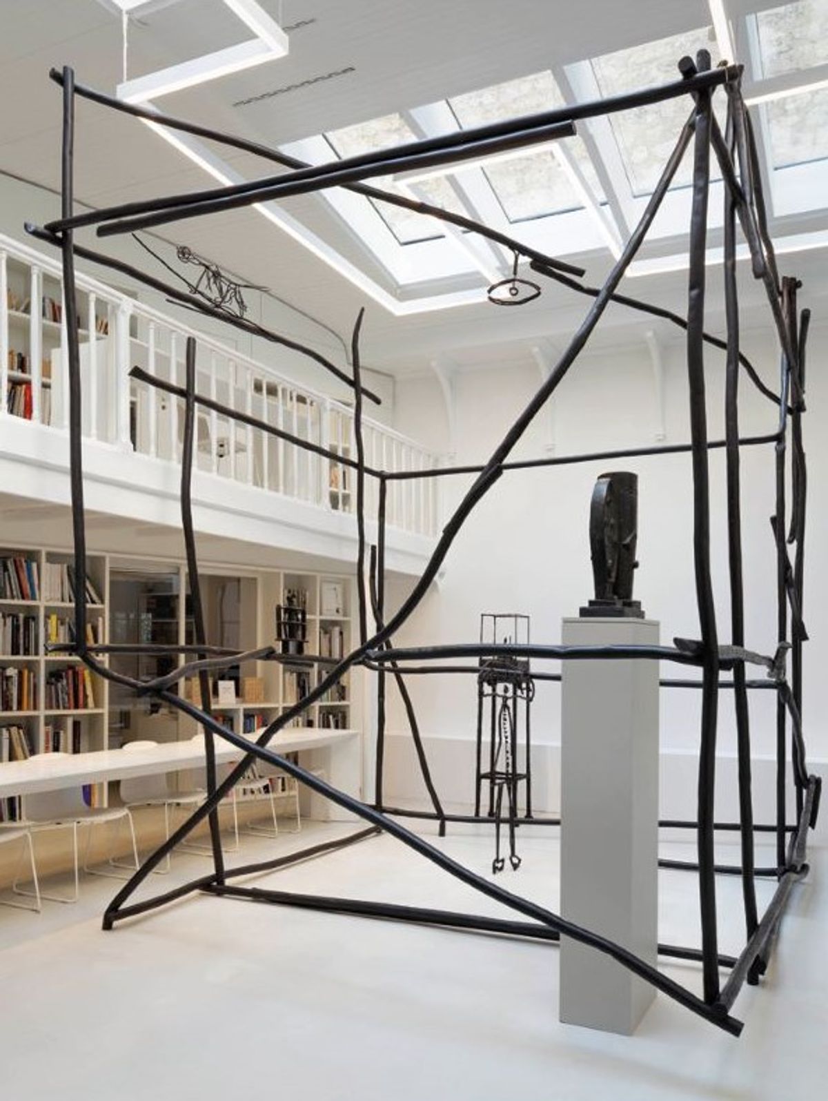 Vue de l’exposition « Alberto Giacometti/Petrit Halilaj. Nous construisions un fantastique palais la nuit... », Institut Giacometti, Paris, 2025. Photo Fondation Giacometti