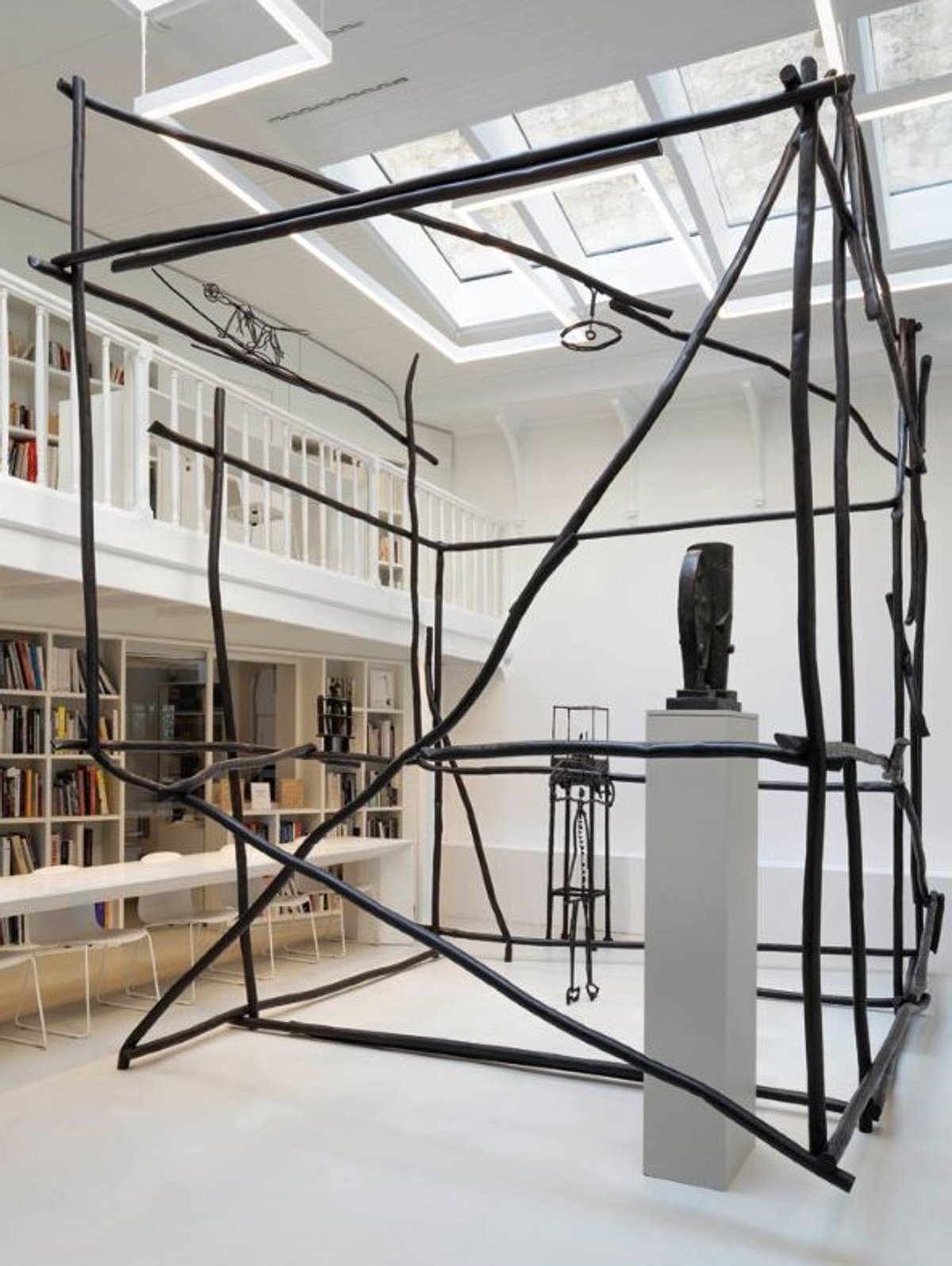 Vue de l’exposition « Alberto Giacometti/Petrit Halilaj. Nous construisions un fantastique palais la nuit... », Institut Giacometti, Paris, 2025. Photo Fondation Giacometti