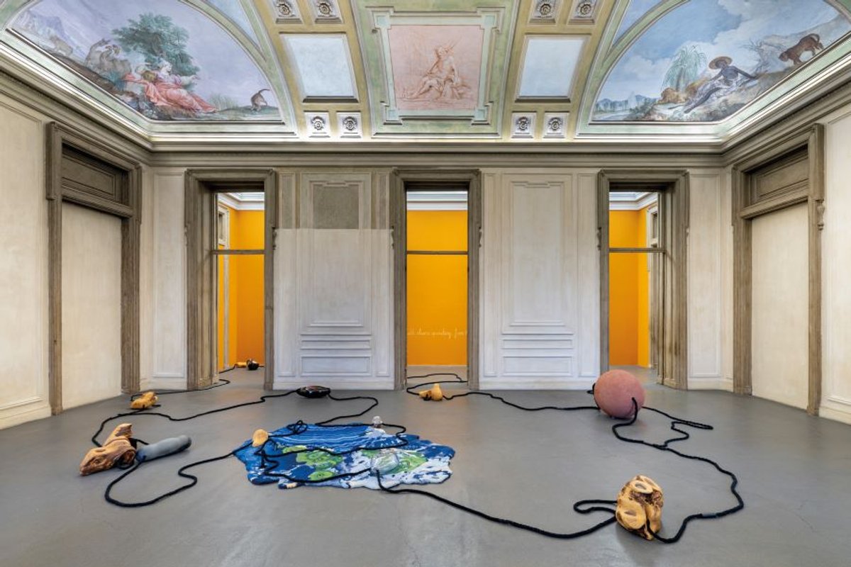 Otobong Nkanga, Lined with shivers sprouting from the rock, 2021, techniques mixtes, Rivoli, Castello di Rivoli Museo d’Arte Contemporanea.
© Courtesy du Castello di Rivoli Museo d’Arte Contemporanea. Photo Ela Bialkowska, OKNO studio