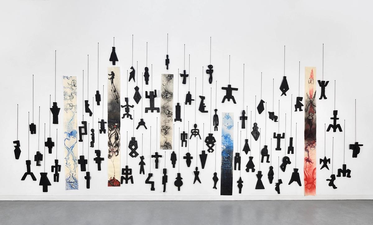 Annette Messager, En même temps 2, 2021, installation, 5 dessins, acrylique sur papier japonais, 70 sculptures, objets divers, feuille d’aluminium noir mat. Courtesy Marian Goodman