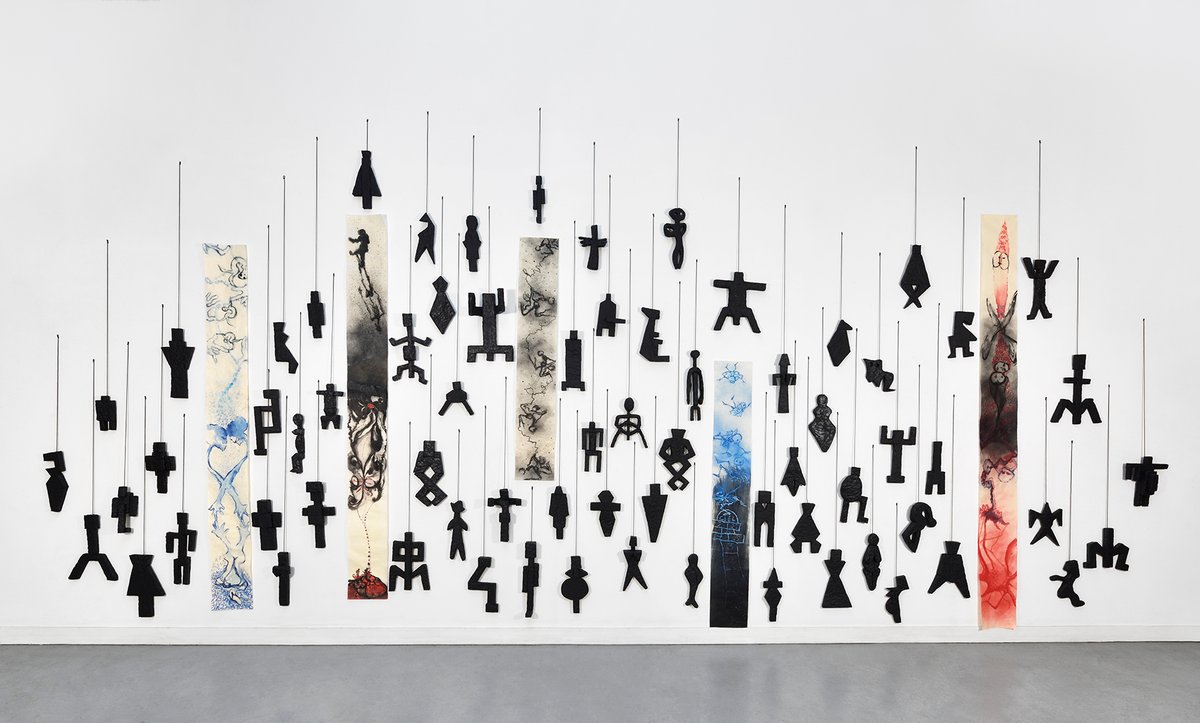 Annette Messager, En même temps 2, 2021, installation, 5 dessins, acrylique sur papier japonais, 70 sculptures, objets divers, feuille d’aluminium noir mat. Courtesy Marian Goodman