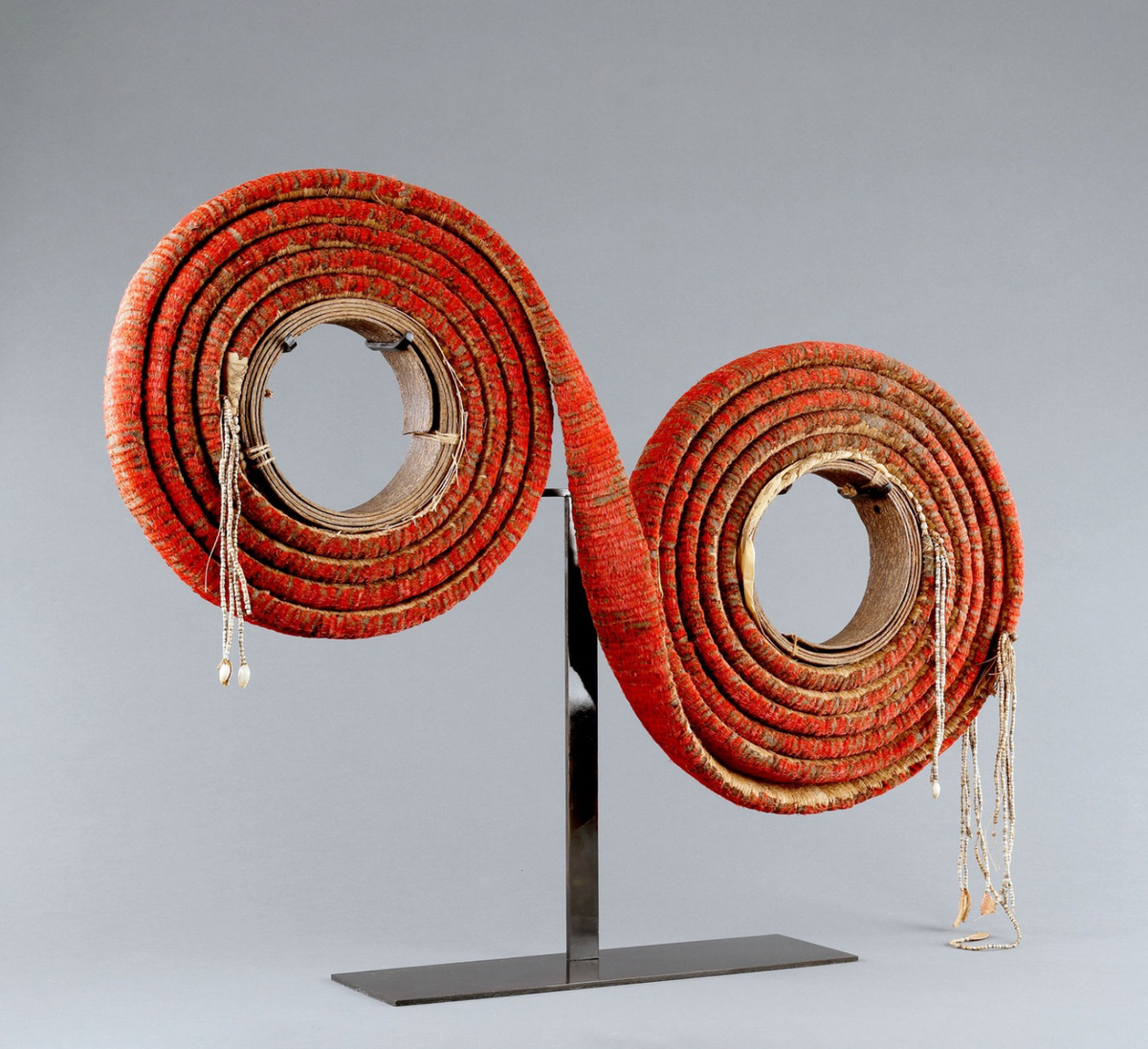 Double rouleau de monnaie Tevau, îles Salomon, XIXe siècle, fibres naturelles, écorce, plumes rouges, coquillages et perles de verre.
Galerie Finch & Co. © Foire Civilisations/ Galerie Finch & Co