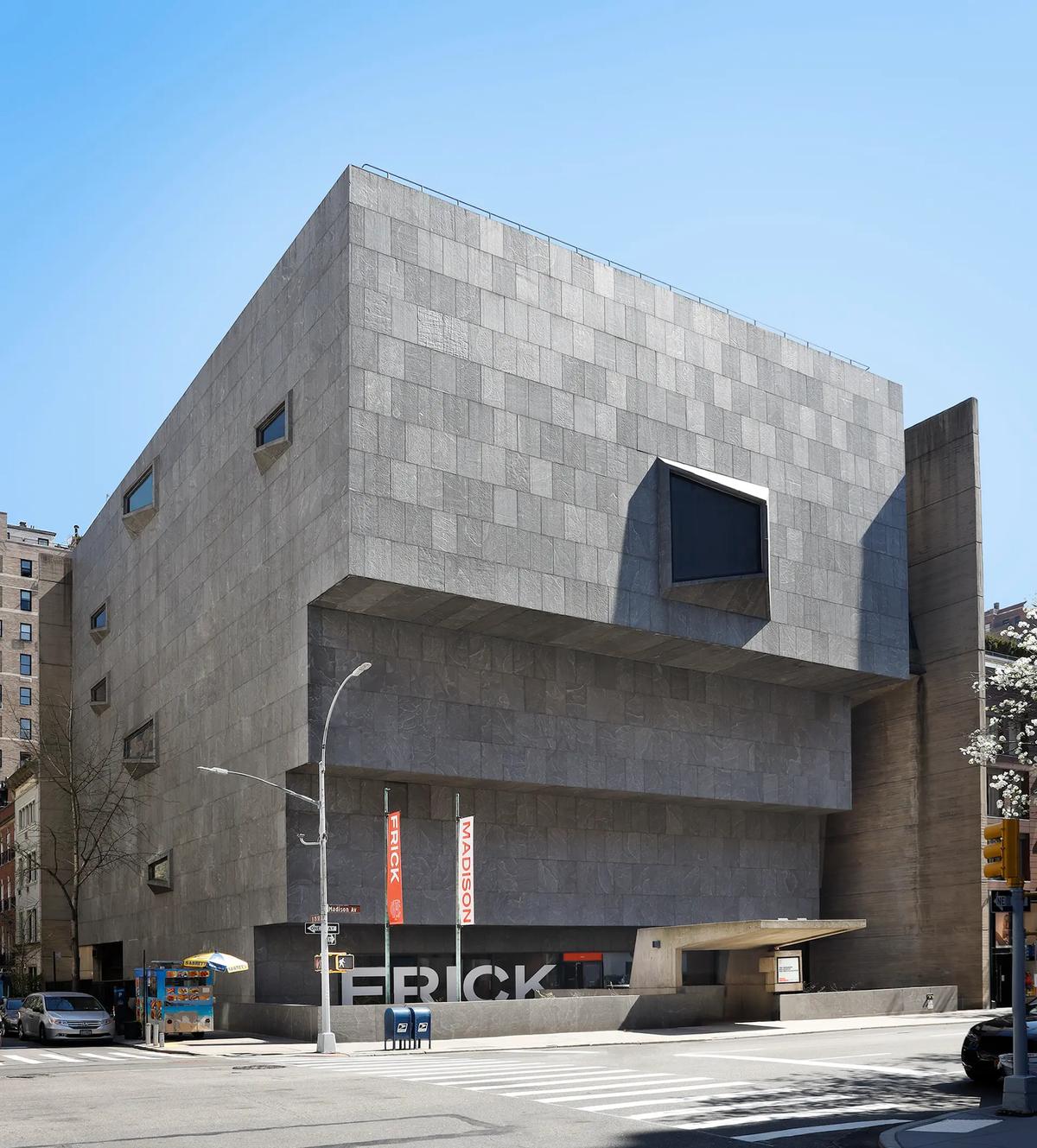 Le bâtiment brutaliste dessiné par Marcel Breuer sur Madison Avenue, à New York, qui abrite actuellement la Frick Madison. Photo : Joe Coscia
