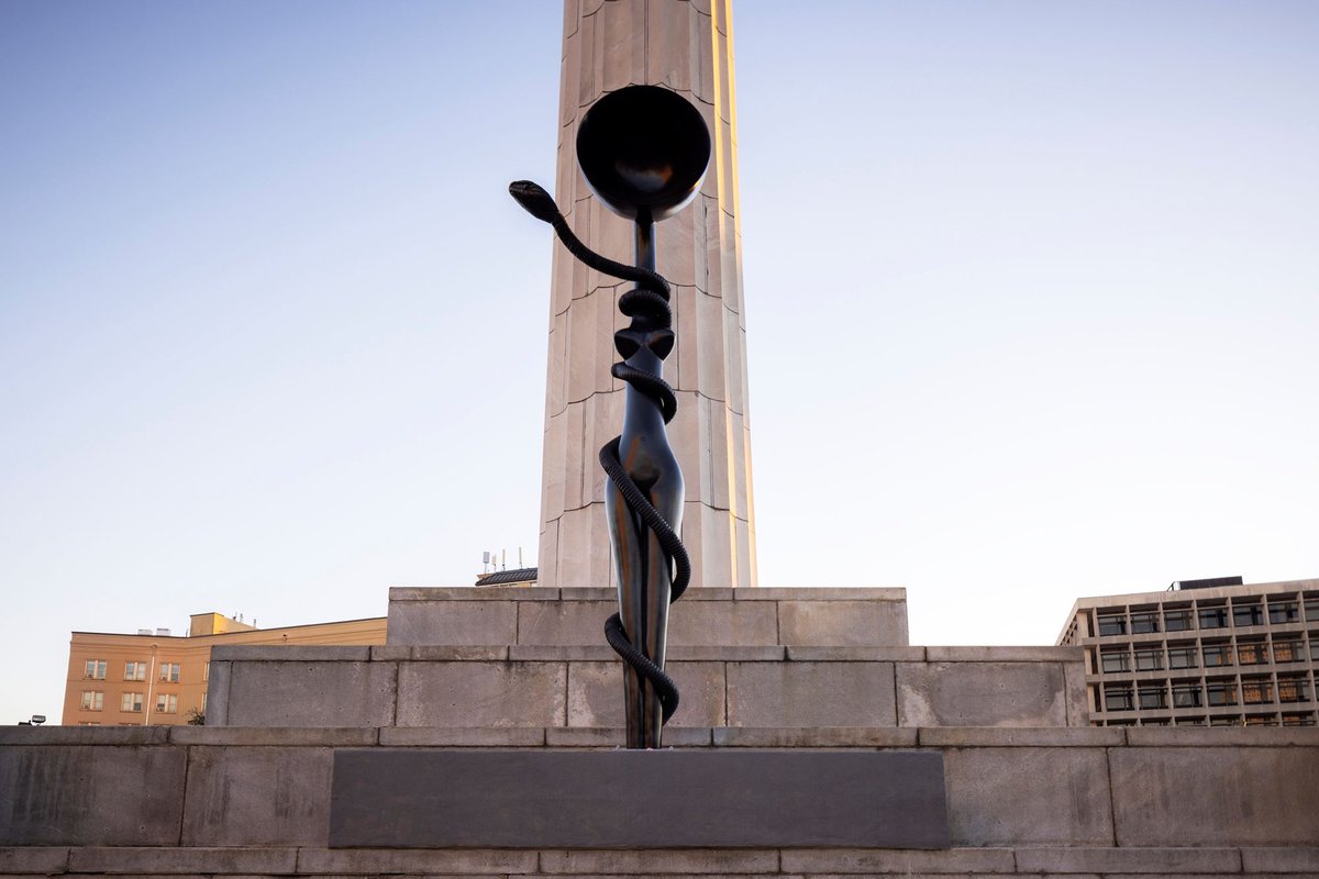 Simone Leigh, Sentinel (Mami Wata), 2020-2021, bronze, Tivoli Circle (Robert E. Lee Circle), Nouvelle-Orléans, 2021-2022. Courtesy Prospect New Orleans. Photo Alex Marks