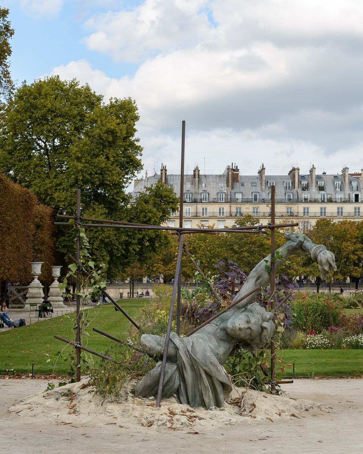 Ugo Schiavi, Soulèvement-Effondrement, Paris+ par Art Basel, Jardin des Tuileries, Paris, 2022. Courtesy de l’artiste et Double V Gallery