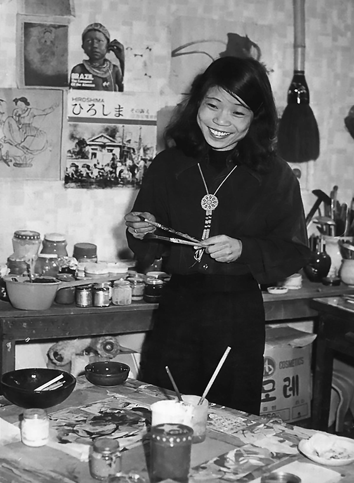 Wook-kyung Choi travaillant dans son atelier, en 1973. Courtesy de l’Estate. ©Kukje Gallery, DR