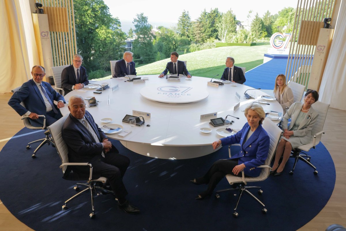 Friedrich Merz, Keir Starmer, António Costa, Donald Trump, Emmanuel Macron, Mark Carney, Ursula von der Leyen, Giorgia Meloni et Sanae Takaichi (de gauche à droite) © European Union , 2026