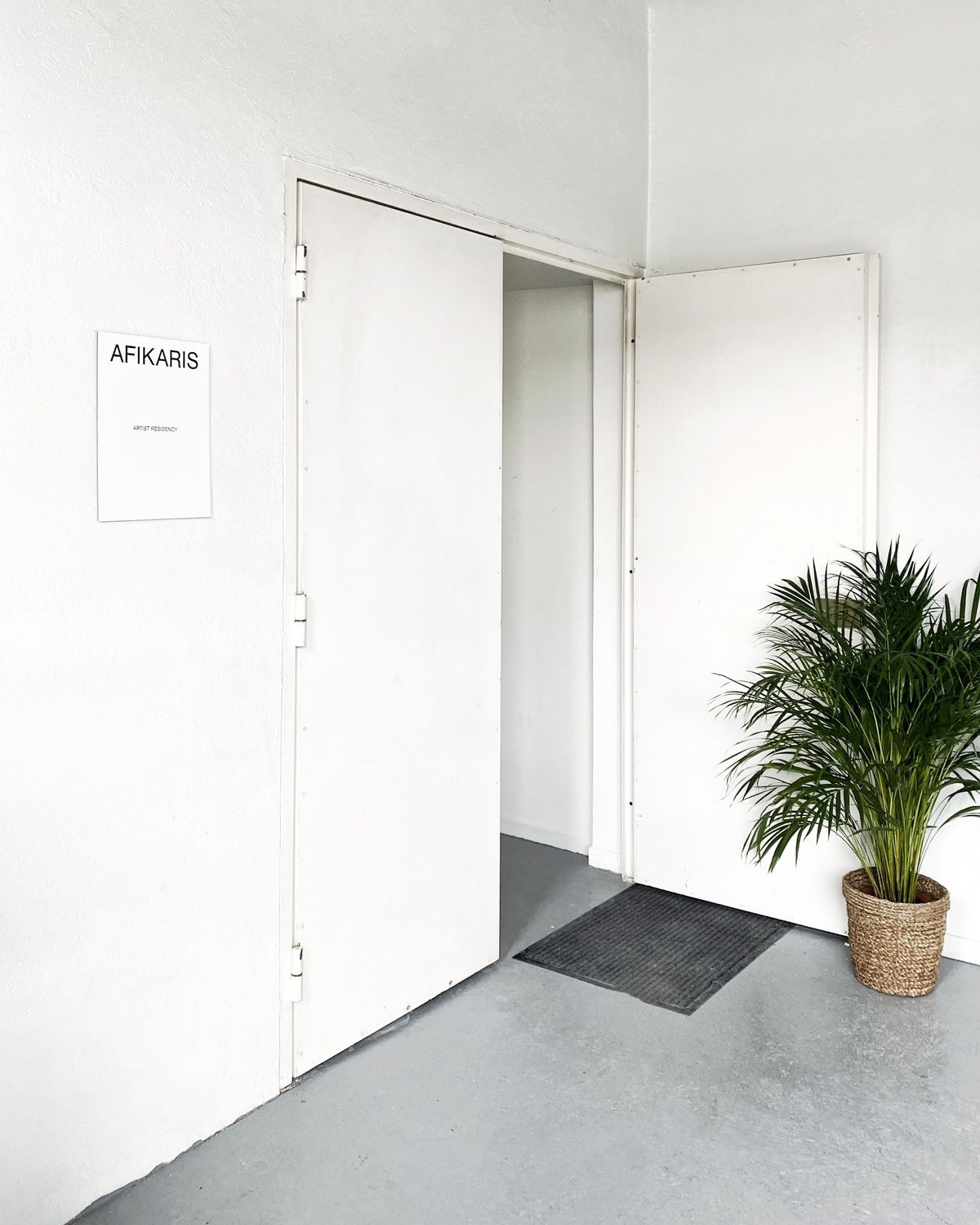 L'entrée de la résidence d'artistes d'Afikaris, à Montreuil. Courtesy Afikaris