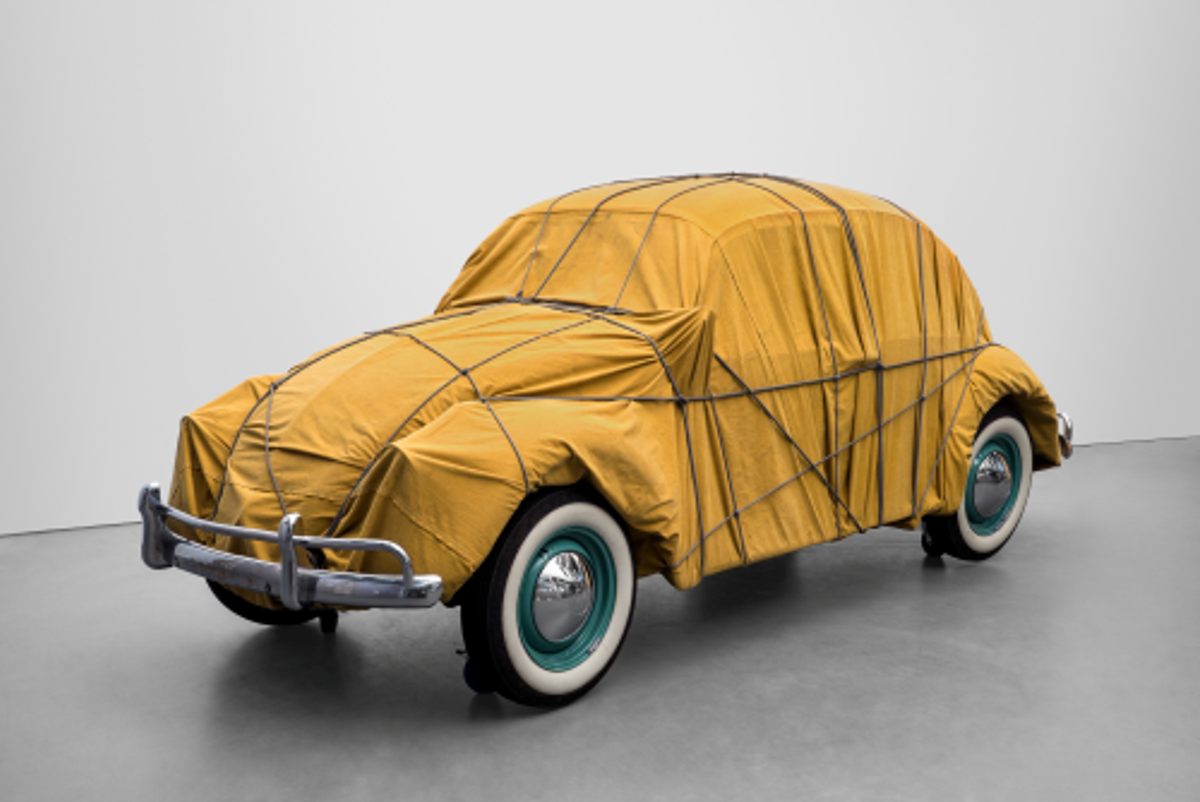 Christo, Wrapped 1961 Volkswagen Beetle Saloon, 1963-2014, bâche et cordes. © Christo & Jeanne-Claude Foundation. Courtesy de Gagosian