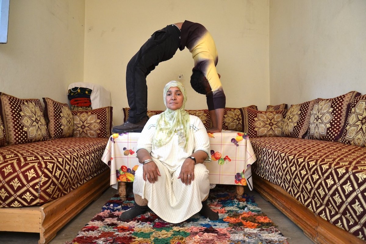 Hicham Benohoud, Untitled (issus de la série Acrobatie), 2017,
impression numérique c-print montée sur aludibond, 60 x 90 cm, Katharina Maria Raab (Berlin, Allemagne). Courtesy de l’artiste et de Katharina Maria Raab