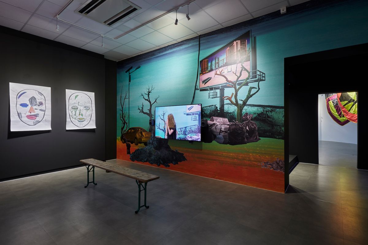 Aïda Bruyère & Judy Chicago, Pleins Feux, 2024. Vue de l’exposition « La Fleur et la Force », 1re Contemporaine de Nîmes « Une nouvelle jeunesse », 5 avril – 23 juin 2024. Photo © Jean-Christophe Lett. © Contemporaine de Nîmes, Aïda Bruyère, ADAGP, Paris, 2024 & Judy Chicago, ADAGP, Paris, 2024.