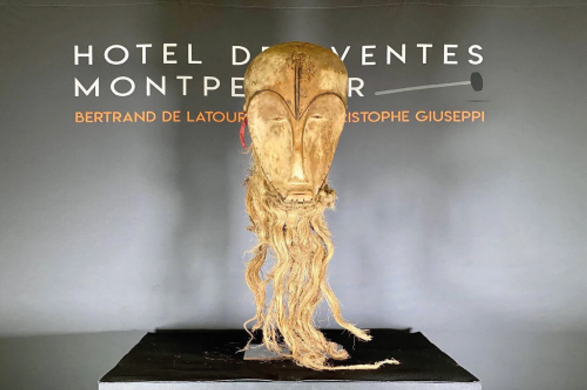 Le masque fang du Gabon mis en vente en mars 2022. © D.R.