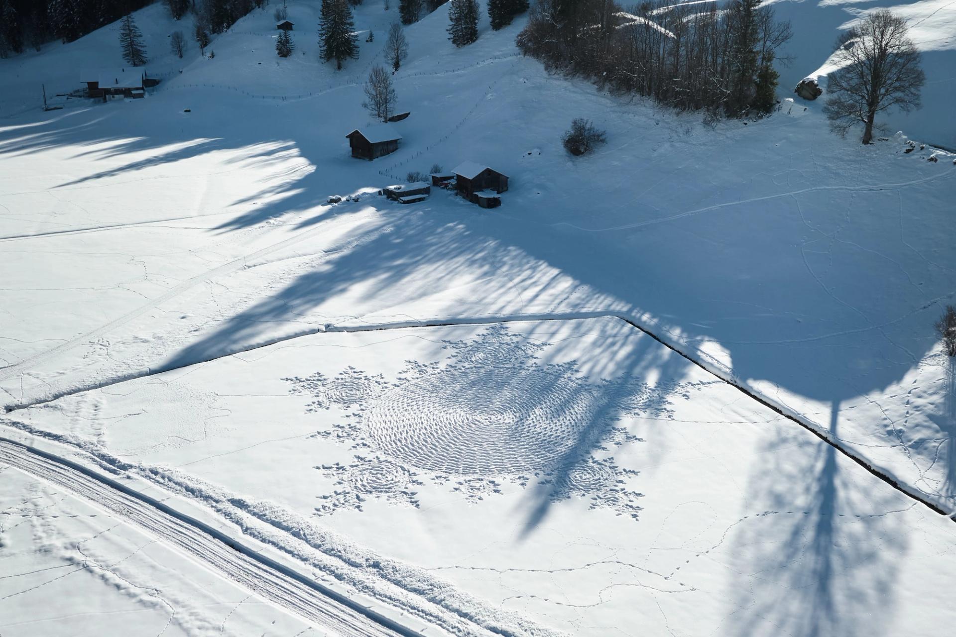 Vue aérienne de l'un des trois dessins monumentaux réalisés en marchant dans la neige par l'artiste britannique Simon Beck lors de l'ouverture de l'édition 2023 de « Elevation 1049 » à Gstaad. Photo : Micha Freutel
