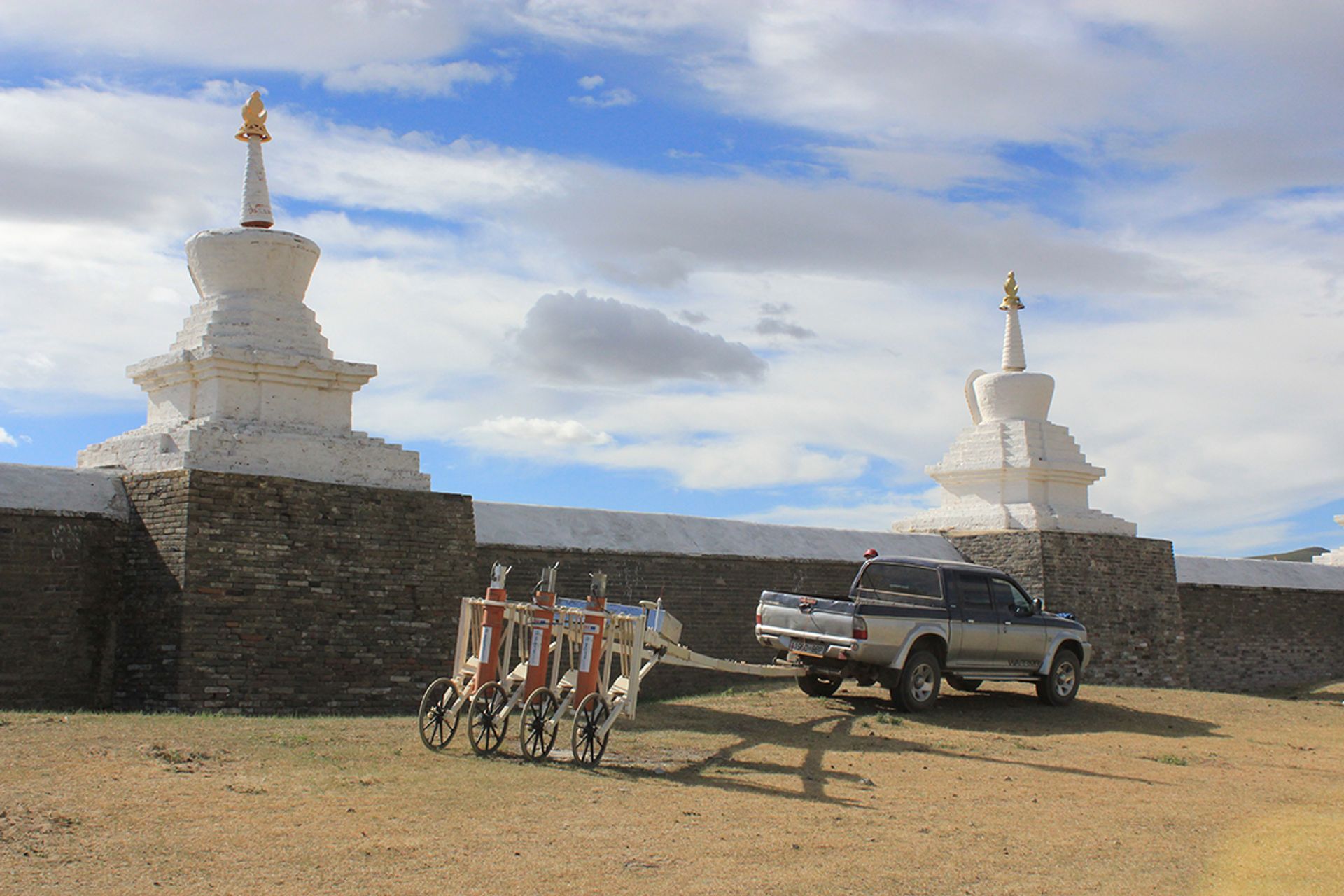 Le système de mesure SQUID tracté par un véhicule en action devant le monastère bouddhiste d'Erdene Zuu, fondé en 1586 et probablement érigé sur l'ancien palais de Karakorum. © Photo : J. Bemmann
