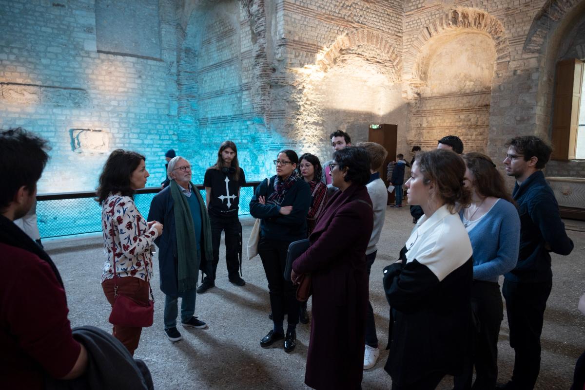 Amis du Musée de Cluny lors d'une visite avec la directrice Séverine Lepape. Photo : Jiajun Zhang
