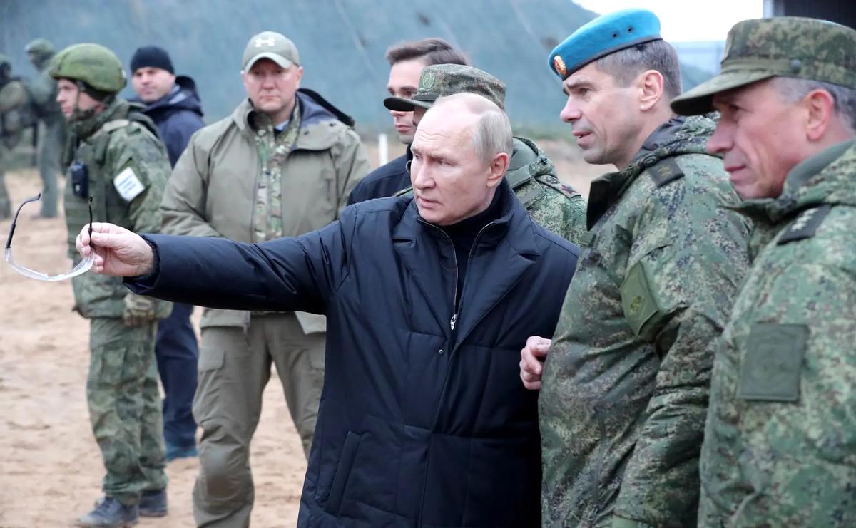 Vladimir Poutine inspectant des troupes militaires à Ryazan ce mois-ci. Photo via Kremlin.ru