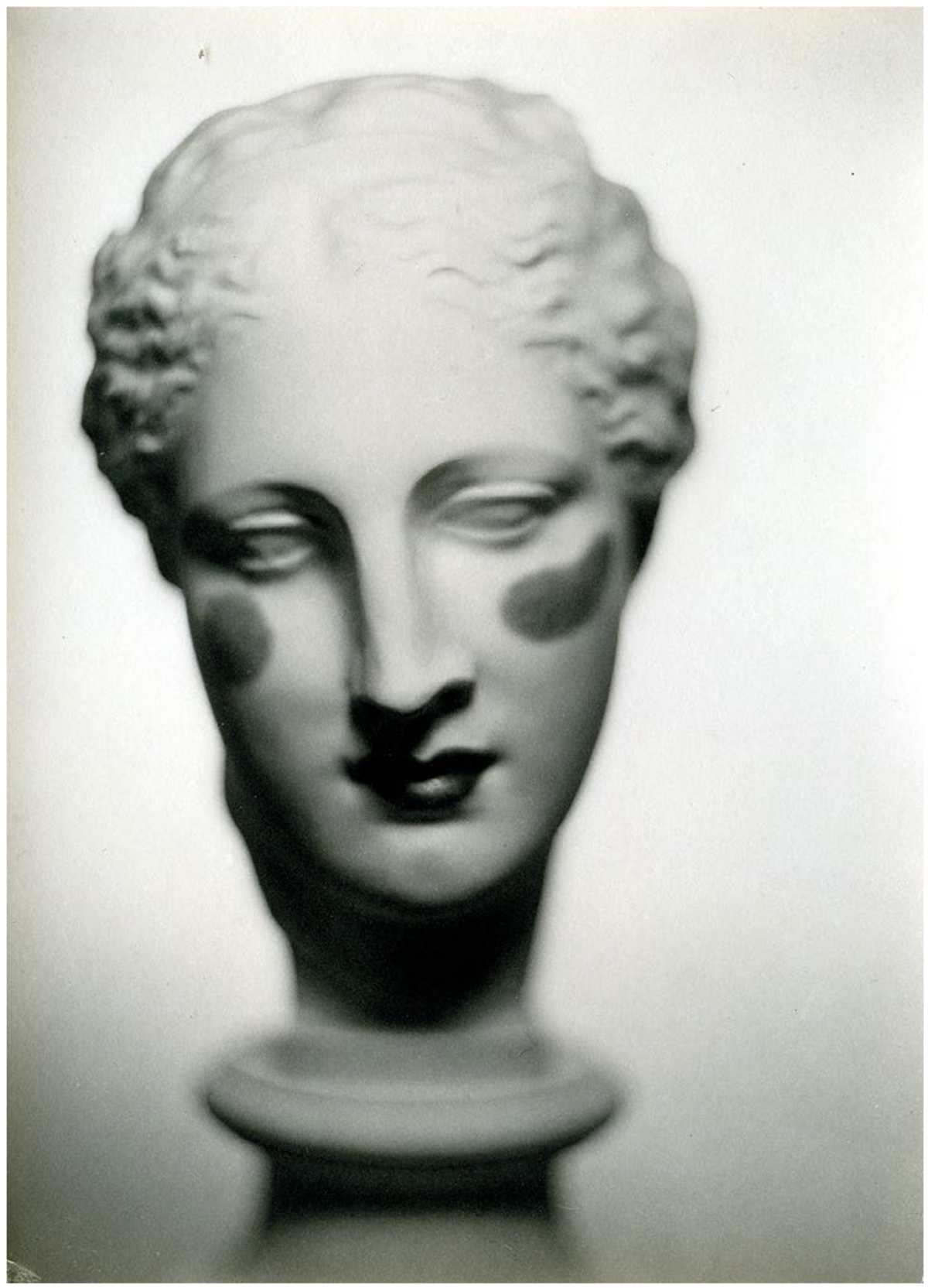 Man Ray, Tête de Vénus maquillée, 1932, épreuve gélatino-argentique, musée Cantini, Marseille. © Man Ray 2015 Trust, courtesy Musées de Marseille