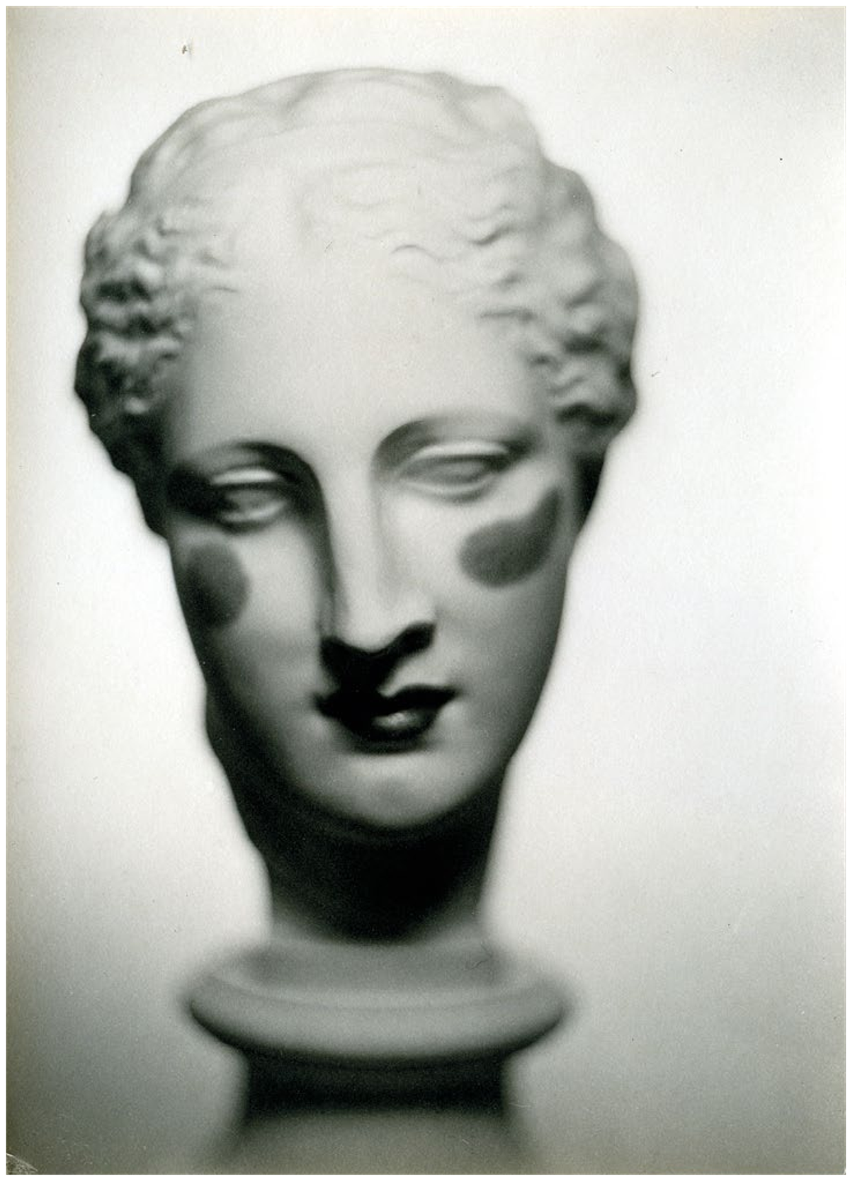 Man Ray, Tête de Vénus maquillée, 1932, épreuve gélatino-argentique, musée Cantini, Marseille. © Man Ray 2015 Trust, courtesy Musées de Marseille