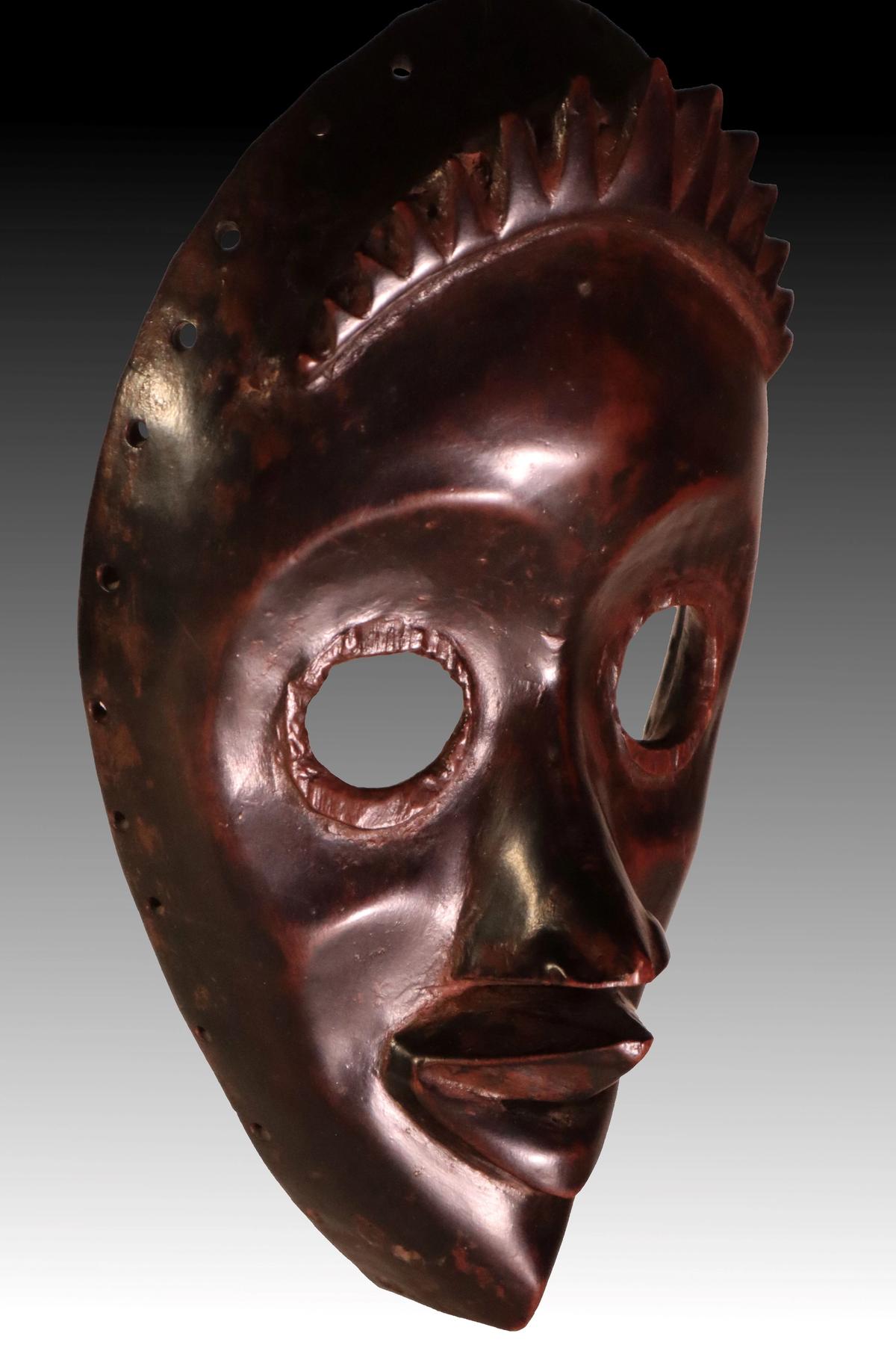 Masque Dan, bois à patine noire. Courtesy Ivoire Nîmes