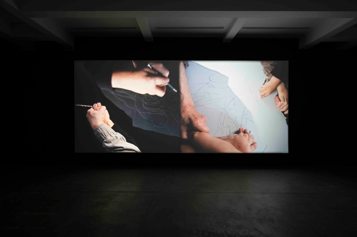 Vue de l’exposition « Tacita Dean and Bruce Nauman. Drawing Blind Drawing », 2026. Photo Rebecca Fanuele. Courtesy des artistes ; Marian Goodman Gallery, New York/Paris; Frith Street Gallery, Londres et Konrad Fischer Galerie, Berlin. © Tacita Dean. © Bruce Nauman / Artists Rights Society (ARS), New York