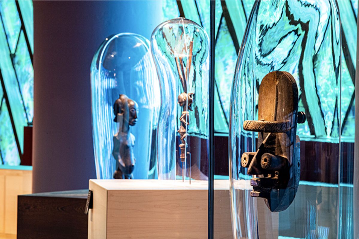 Vue de la galerie Marc Ladreit de Lacharrière (Masque anthropomorphe Grebo, Statue masculine Luba-Hemba et le Porte-flèches Luba), scénographie Jean Nouvel. © Musée du quai Branly- Jacques Chirac. © Thibaut Chapotot