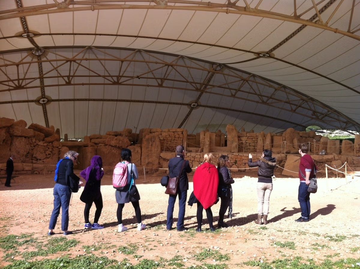 Des étudiants du programme de master en patrimoine et durabilité de l’Institute for Sustainable Heritage de l’University College London lors d’un voyage d’étude à Malte. © University College London, 2025