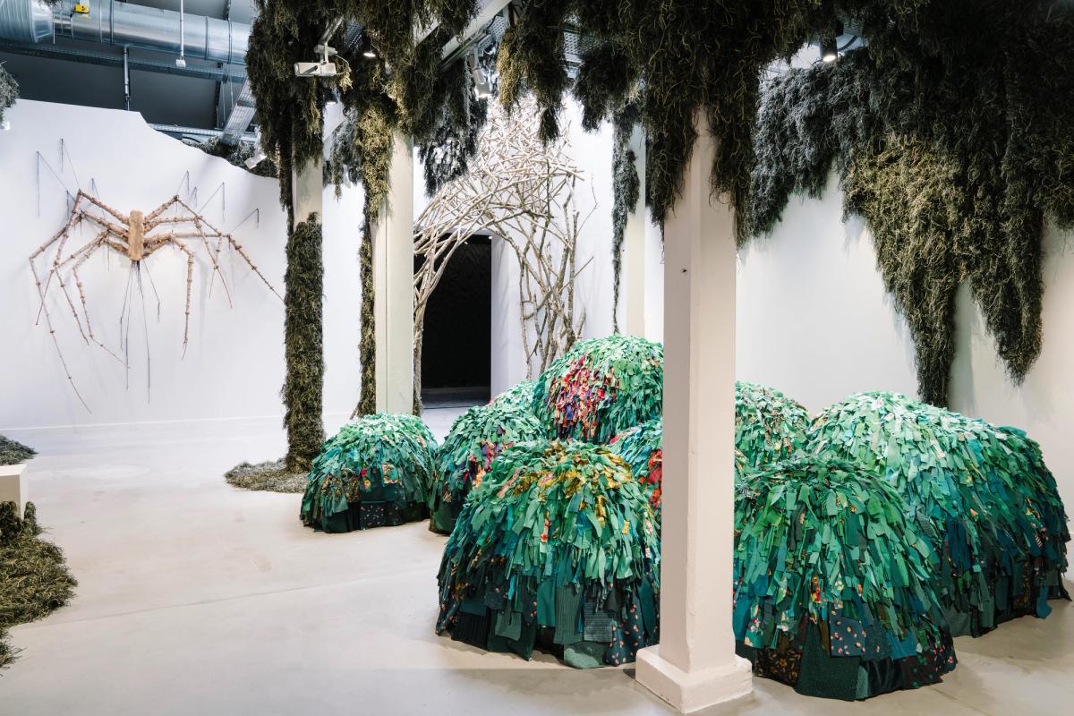 Vue de l'exposition "Le chant des forêts" (2022) au MAIF Social Club avec des œuvres d'Emilie Faïf, Tatiana Wolska et Florian Mermin.

© Denis Meyer