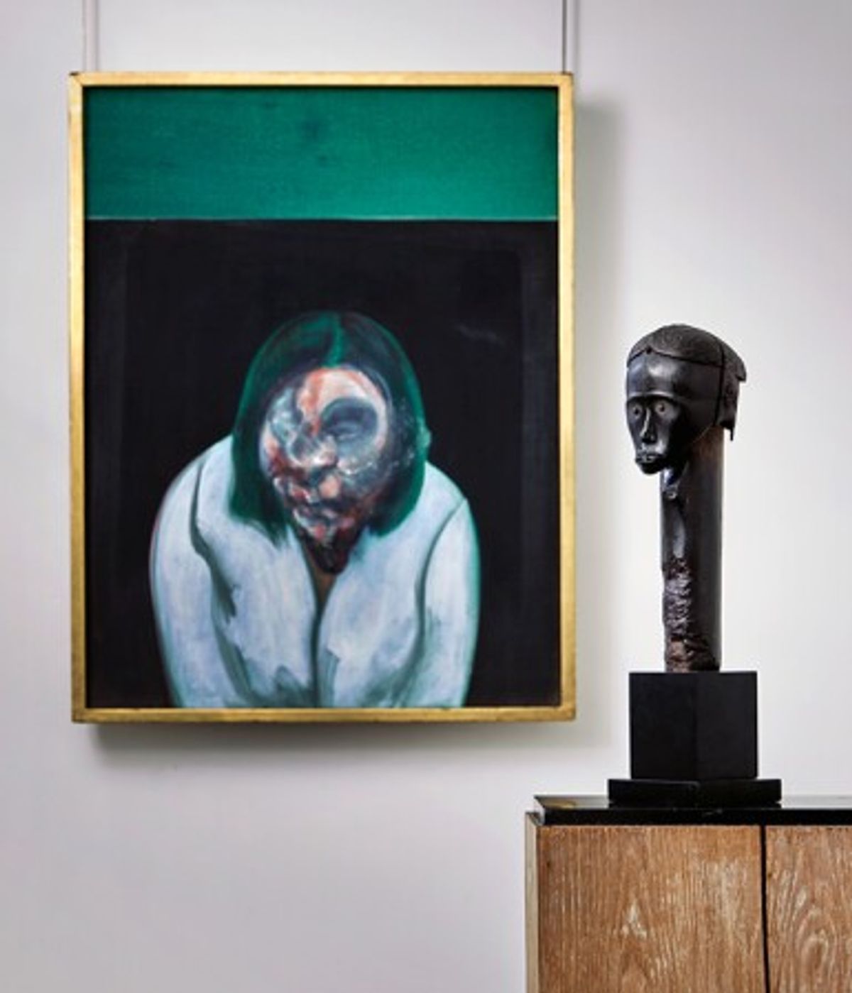 Tableau de Francis Bacon, et Tête Fang de la collection Hélène Leloup. Courtesy Sotheby's