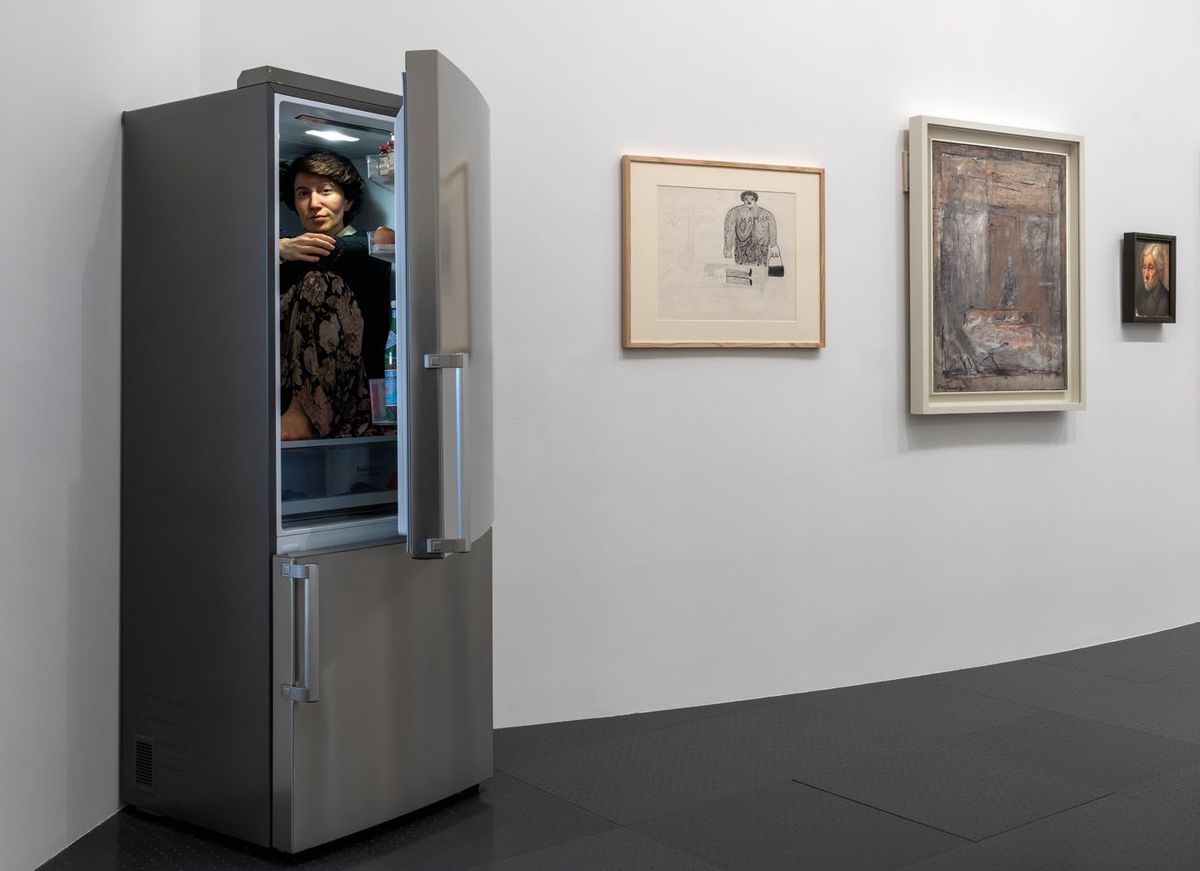 Vue de l’exposition « Dimanche sans fin », Centre Pompidou-Metz, 2025. De gauche à droite : Maurizio Cattelan, Shadow, 2023; Niki de Saint Phalle, Maman, 1971; Alberto Giacometti, La Mère de l’artiste, 1951; Julio González, La Mère de l’artiste, vers 1923-1926. Courtesy Maurizio Cattelan’s Archive; © 2025 Niki Charitable Art Foundation; © Succession Alberto Giacometti; © Centre Pompidou-Metz/Marc Domage