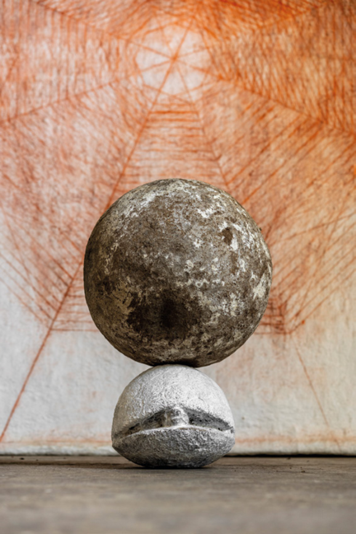 Vue de l’exposition «Bijoy Jain/ Studio Mumbai. Le Souffle de l’architecte» avec l’installation Sun Tower de Bijoy Jain, natte de bambou tressé enduite de bouse de vache et de chaux, dessin au fil avec pigment d’oxyde de fer et sculptures en pierre de basalte recouvertes de chaux, Paris, Fondation Cartier pour l’art contemporain, 2023. Courtesy de l’artiste et de la Fondation Cartier pour l’art contemporain. Photo Neville Sukhia