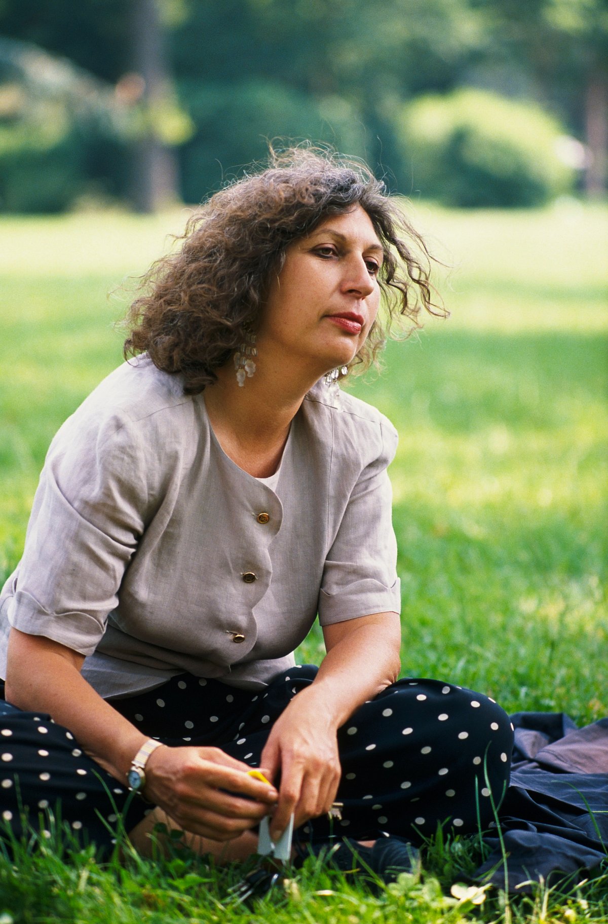 Marie-Claude Beaud dans le parc de la Fondation Cartier pour l'art contemporain, Jouy-en-Josas, 1989. Photo © Arnaud Baumann