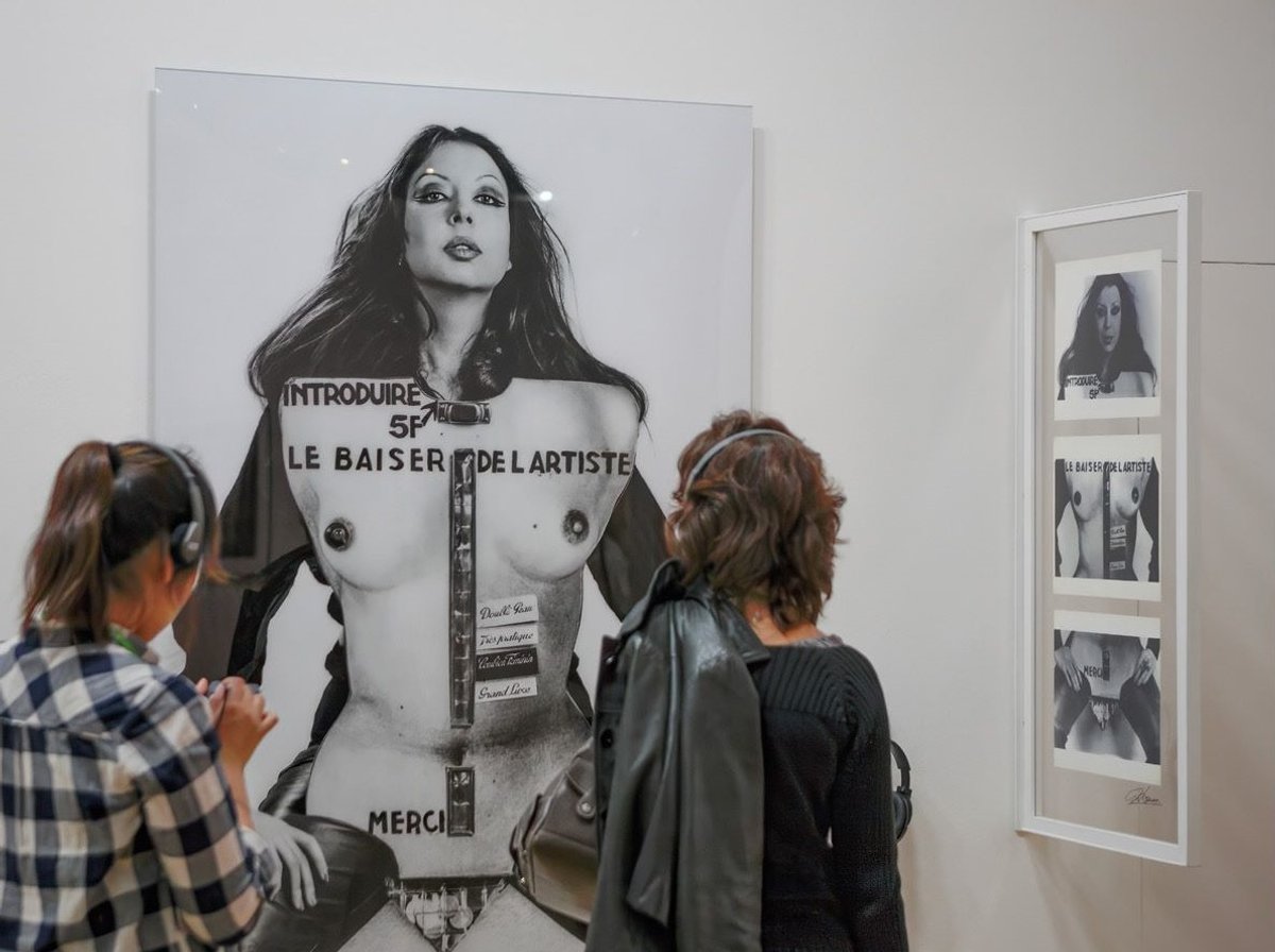 ORLAN, Le Baiser de l’artiste, 1977, photographie argentique, dans l’exposition «elles@centrepompidou», Centre Pompidou, Paris, 2009. © ORLAN. Courtesy du Centre Pompidou. Photo Hervé Veronès