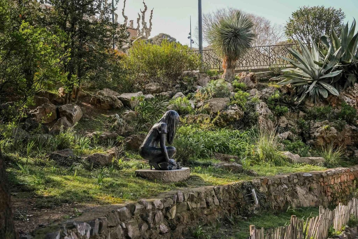 Françoise Pétrovitch, Dans mes mains, 2025, Sète. Courtesy Office de Tourisme Archipel de Thau / ADAGP