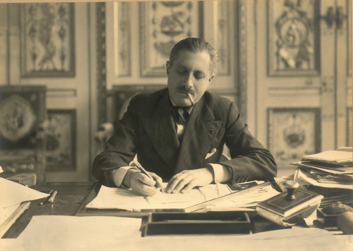 Georges Huisman dans son bureau de la rue de Valois vers 1938-1939. Image issue de la thèse d’Hélène Serre de Talhouët « Placé pour être utile ». Georges Huisman À la direction générale des Beaux-Arts 1934-1940