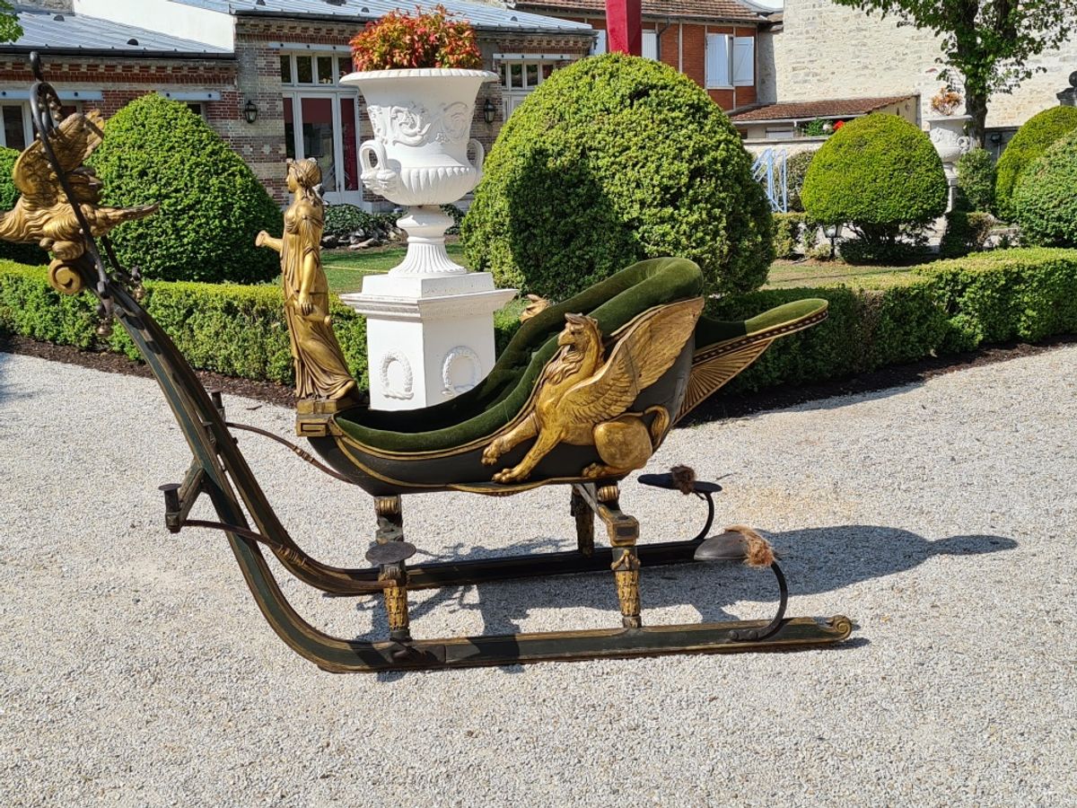 Traîneau de l’impératrice Joséphine, bois peint, époque Ier Empire, 3×1,56 m. Courtesy Osenat.