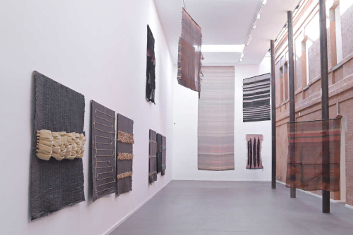 Vue de l’exposition « Madame Zo. Bientôt je vous tisse tous », Fondation H, Antananarivo, 2023. © Fondation H