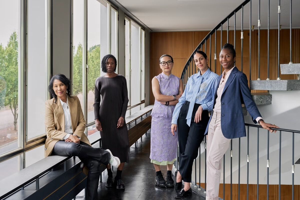L’équipe curatoriale de la Documenta 16 (de gauche à droite) : Romi Crawford, Mayra A. Rodríguez Castro, Xiaoyu Weng, Carla Acevedo-Yates et Naomi Beckwith, à Cassel, en 2025. Photo : Nicolas Wefers