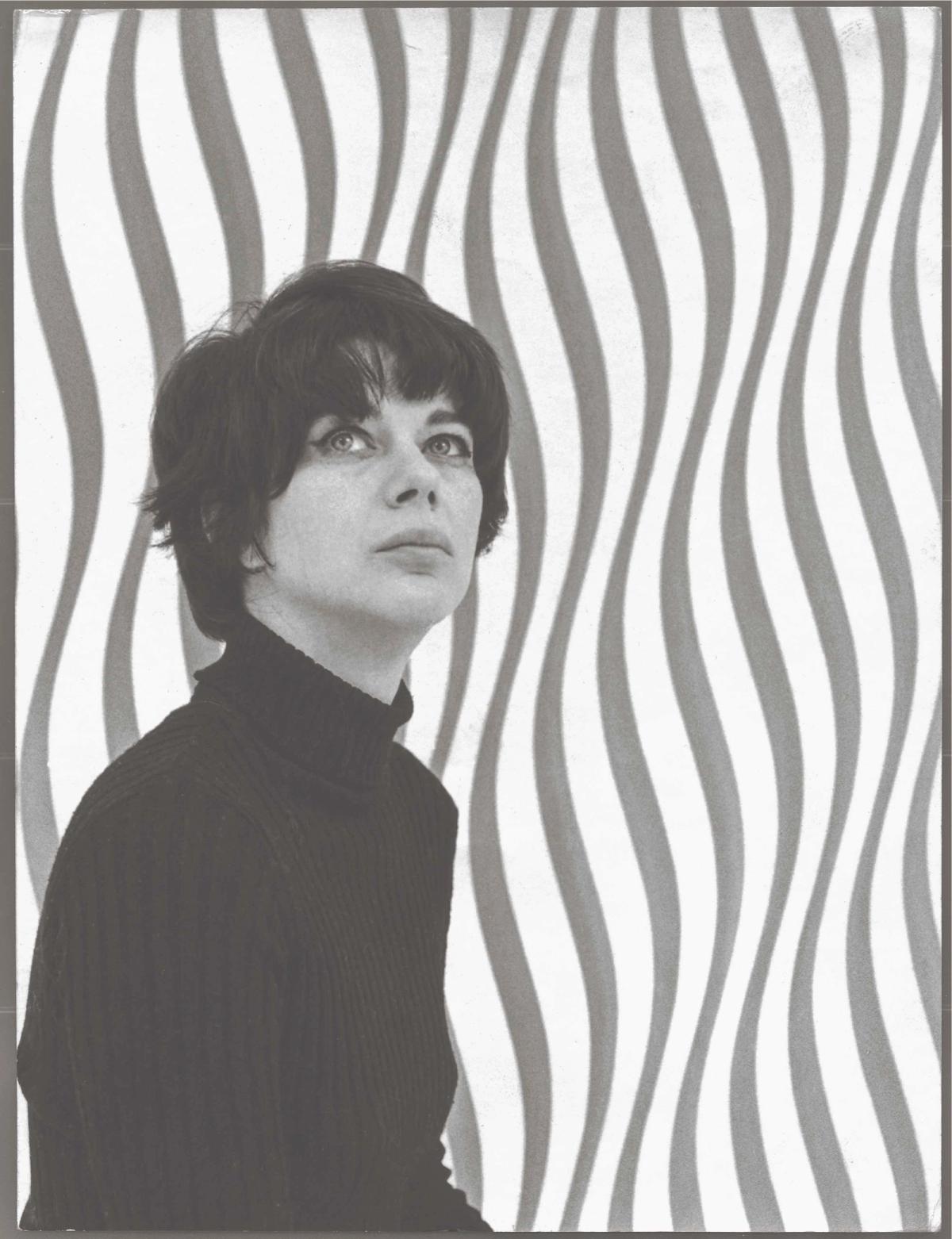 Bridget Riley et Cataract 1, 1967, photo : John Goldblatt. Courtesy the Bridget Riley Archive