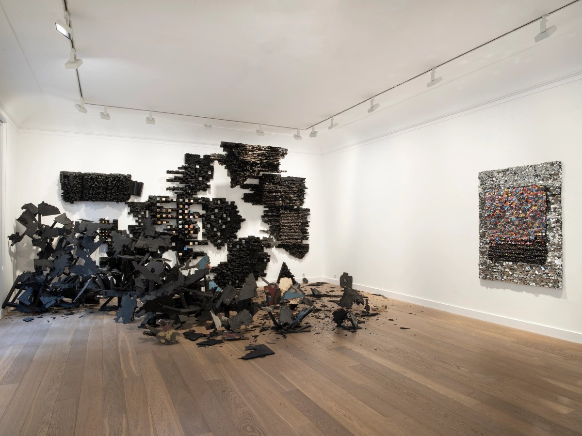 Vue de l’exposition « Leonardo Drew, Ubiquity », Galerie Lelong & Co., Paris, 2024. Photo © Galerie Lelong & Co.