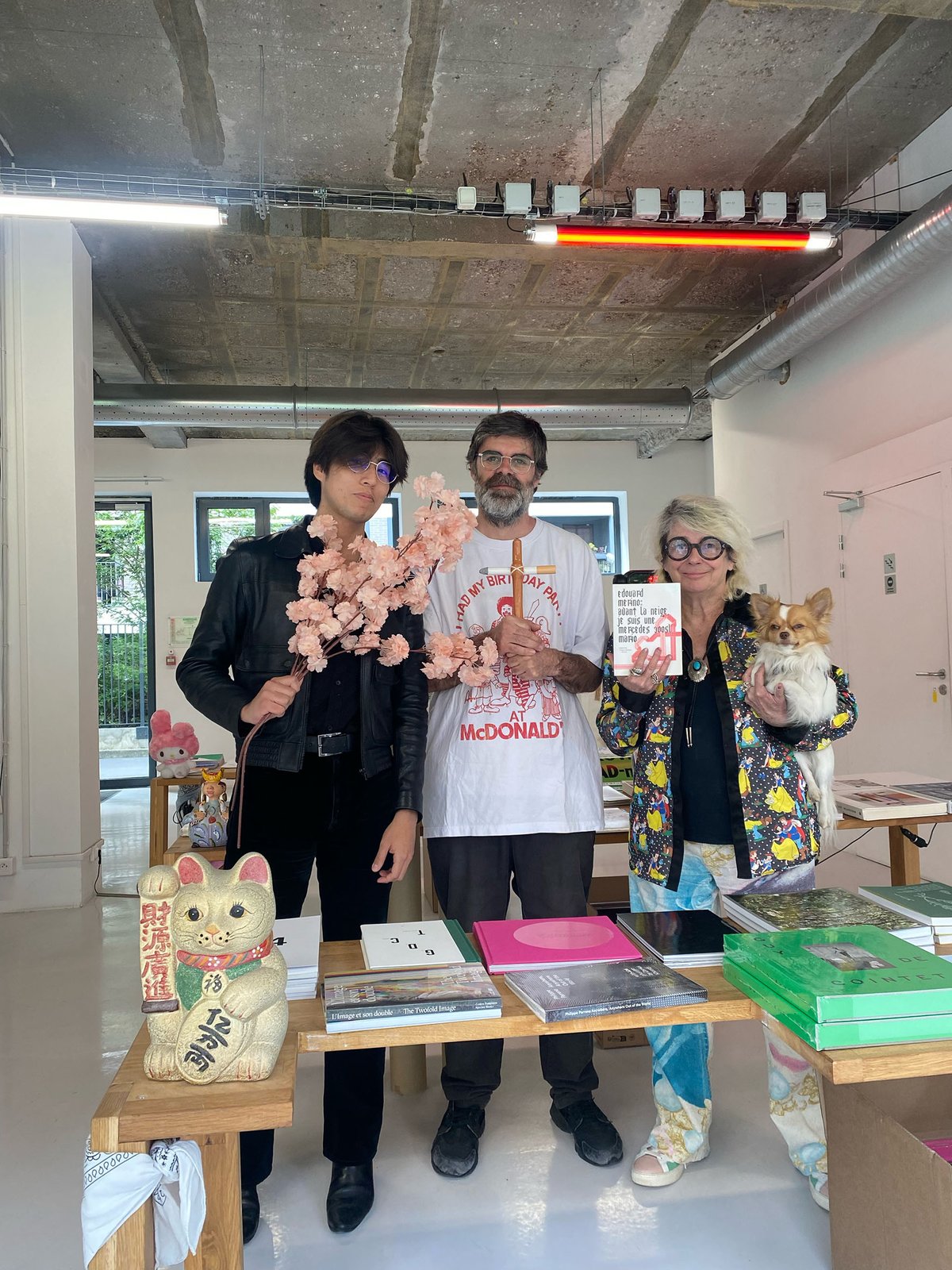 Sebastian Quevedo Ramirez, Jérémie Bonnefous, Edouard Merino (le livre), Florence Bonnefous et DjoDjo, la bande de la dernière heure, Air de Paris, Komunuma, Romainville. Photo Bruno Serralongue, 12 mai 2026