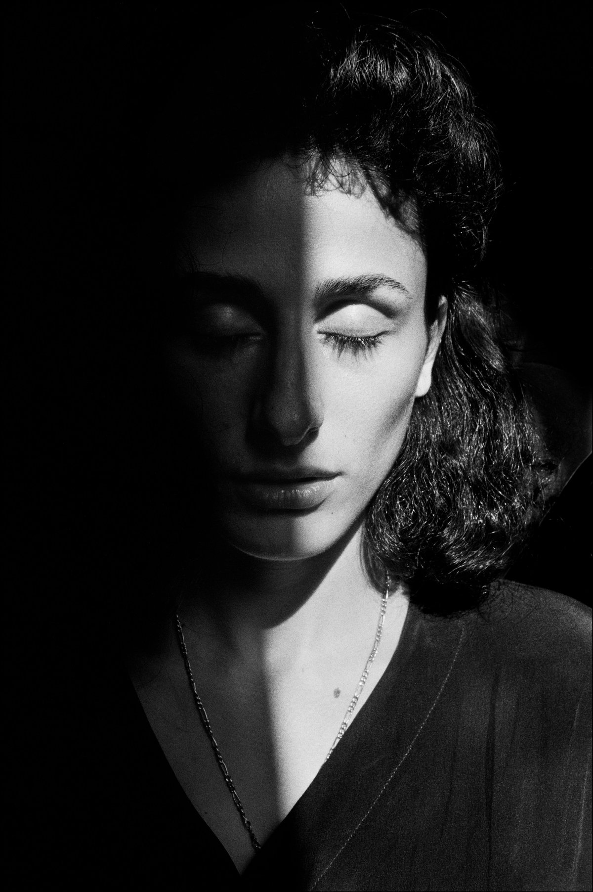 Letizia Battaglia, Rosaria Schifani, veuve du garde du corps Vito, tué avec le juge Giovanni Falcone, Francesca Morvillo et ses collègues Antonio Montinaro et Rocco Di Cillo, Palerme, 1992, photographie noir et blanc.
© Archives Letizia Battaglia
