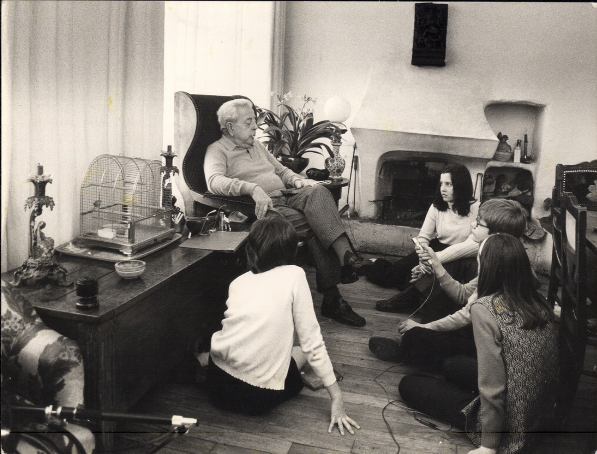 Photographie de Jacques Prévert, Cité Véron par Robert Pomel en 1973.
© Association Chez Jacques Prévert