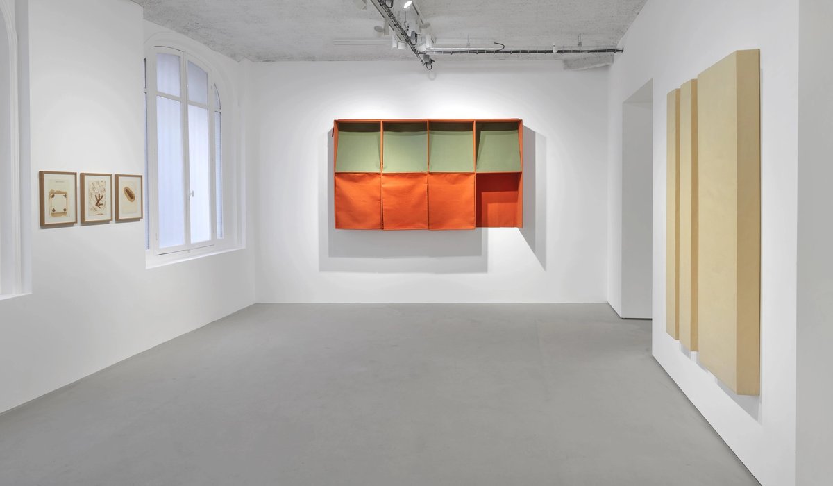Vue de l’exposition « Franz Erhard Walther : Les couleurs sont des actions de la lumière » à la Galerie Jocelyn Wolff, Paris. Courtesy de l’artiste et de la Galerie Jocelyn Wolff. Photo Fabrice Gousset